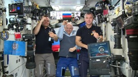 Космонавты пригласили астронавтов отпраздновать День космонавтики в модуль "Звезда"