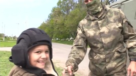 Флаги и трогательные письма: дети поддерживают российских военных