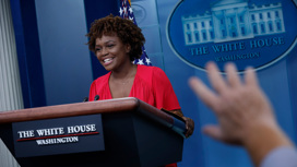 Это провал: журналисты оценили первый брифинг нового пресс-секретаря Белого дома