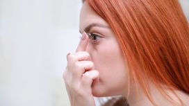 "Умные" контактные линзы научили лечить глаукому автоматически
