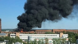 Сильный пожар вспыхнул на оптико-механическом заводе в Сергиевом Посаде