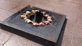 Полиция и СК начали проверку после фото жареной курицы на Вечном огне в Калининграде