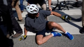 Джо Байден упал с велосипеда