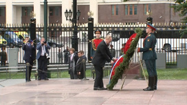 Путин возложил венок к Могиле Неизвестного Солдата