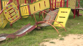 После демонтажа сломанной вандалами детской площадки в Черехе останутся только скамейки
