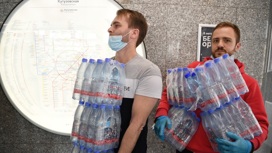 В метро и МЦК начали раздавать воду