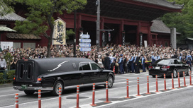 Слезы и крики "Спасибо": кортеж с гробом Абэ проехал по улицам Токио
