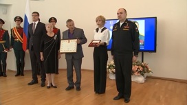 Адмирал Моисеев передал звезду Героя России родным погибшего офицера