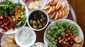 Блюда из сезонных овощей и фруктов: лёгкие летние салаты, смузи и интересные заправки для салатов