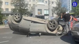 В центре Новосибирска автомобиль перевернулся на крышу после ДТП