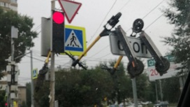 В Новосибирске неизвестные забросили электросамокаты на дорожные знаки и светофор