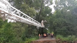 В Приморье дачников переправляют через реку по пожарной лестнице