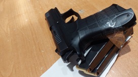 Украинский полицейский получил деньги за сданное оружие