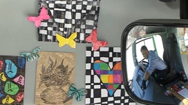Водитель тюменской маршрутки украсил салон рисунками своей дочери