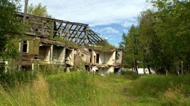 В Архангельске сошел со свай второй за неделю деревянный жилой дом