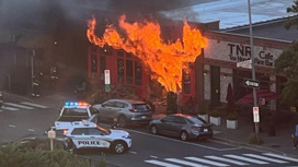 В Арлингтоне машина врезалась в бар и спровоцировала крупный пожар