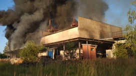 Экологи отобрали пробы воздуха на месте пожара на складе в Казани