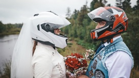 Под рев моторов: необычная байкерская свадьба прошла на Ямале