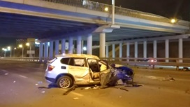 В Уфе BMW упала с моста после столкновения