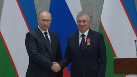 Путин наградил Мирзиеева во время встречи в Самарканде
