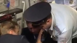 Буйный пассажир сцепился со стюардом при попытке покинуть самолет