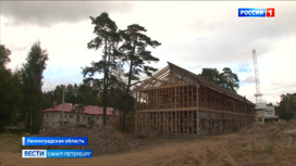 В Усть-Луге многоквартирный дом оказался с трёх сторон огорожен забором