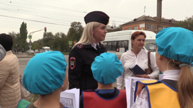 Волгоградским водителям около школы на «детском» языке напомнили ПДД
