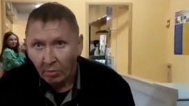 Охранника школы в Коми уволили после нападения на женщину
