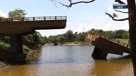 В Бразилии в реку рухнул мост вместе с автомобилями, есть жертвы