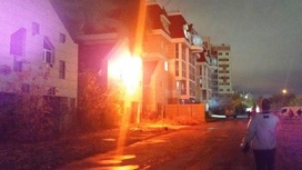 В Новосибирске пожар в недостроенных таунхаусах с дурной славой испугал жителей соседних домов