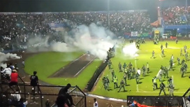 В Индонезии на стадионе погибло больше сотни футбольных фанатов