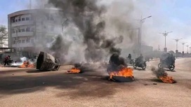 Против напавших на посольство Франции в Африке применили газ