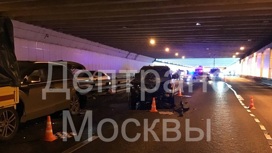 Три машины столкнулись в тоннеле на севере Москвы, есть погибший