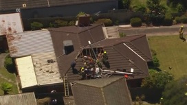 Вертолет рухнул на крышу жилого дома в Австралии