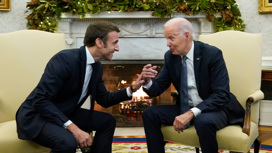 Президенты США и Франции столкнулись с протокольными неловкостями