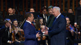 Медведев вручил награду Бастрыкину