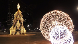 Новогоднюю елку установили на главной площади Челябинска