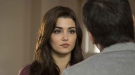 Ханде Эрчел в роли Хазал // Кадр из сериала "Черная жемчужина"