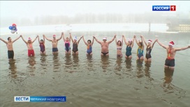 Новгородские моржи по традиции Новый год встретили в волховской воде