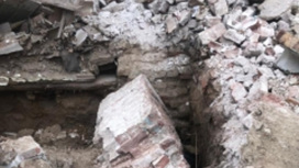 В Астрахани 41-летний мужчина погиб после обрушения кирпичной стены