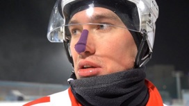 Хоккеист отморозил нос в Новосибирске во время матча в 27-градусный мороз