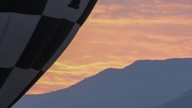 Взрослые и дети на воздушном шаре застряли на горе в Сочи