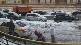 Наезд на женщину с коляской в Москве попал на видео