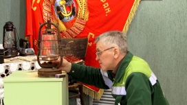 В Коряжме коллекционер передал в музей керосиновый фонарь, возраст которого около 100 лет
