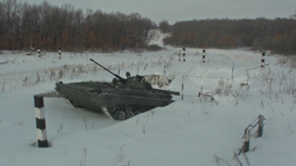 Вождение БМП в условиях экстремальных морозов отработали военные в Приамурье