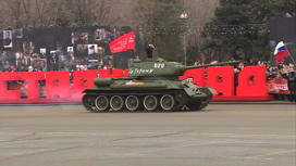 Кадры проезда боевой техники на параде в честь победы в Сталинградской битве