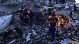 Российские спасатели круглосуточно работают в пострадавших районах Турции