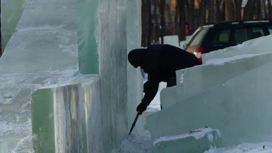 В Красноярске начали убирать ледовые городки и фигуры