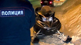 Водитель снегохода устроил гонки с полицией на асфальтированной дороге