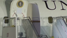 Скатившийся по трапу самолета соратник президента США попал на видео